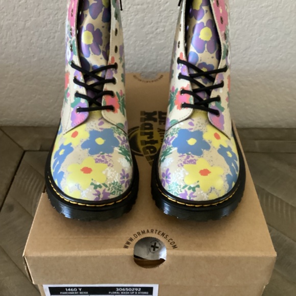 Dr. Martens Kids' 1460 Floral Combat Boot, big girl size US6/EU37, $180 - Picture 2 of 11